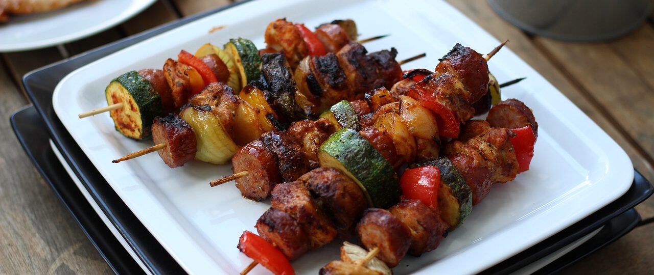 Grillowane szaszłyki z kurczakiem, papryką i cukinią