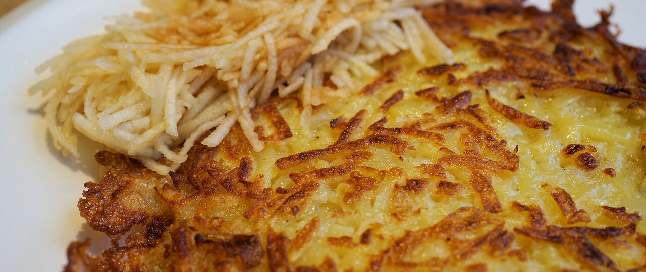 Placki ziemniaczane z dodatkiem sosu z pieczarek