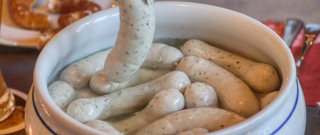 Biała kiełbasa z cebulą