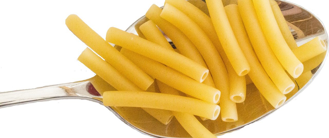 Makaron z białym serem i skwarkami