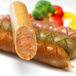 Smażone kiełbaski z cebulą