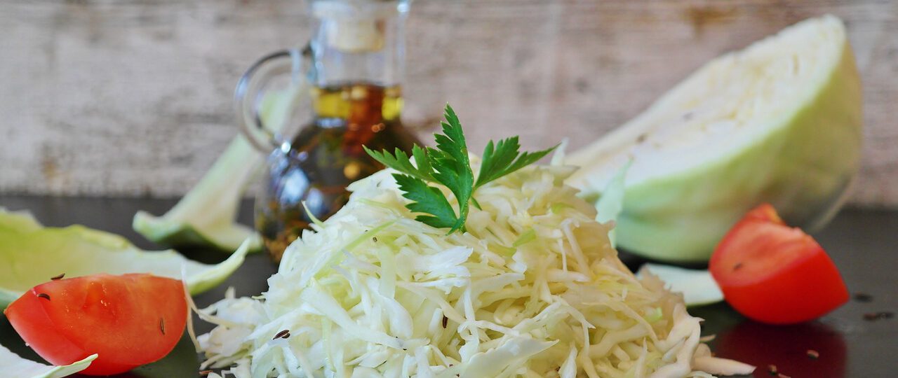 Surówka z białej kapusty