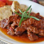 Tradycyjny gulasz wołowy