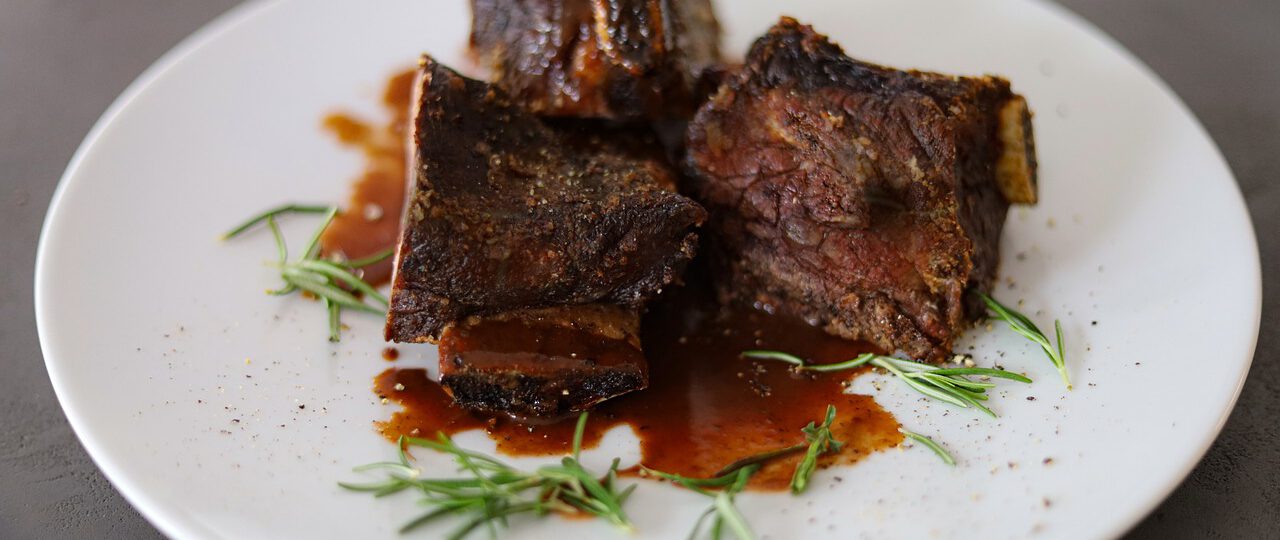 Żeberka duszone w piwie