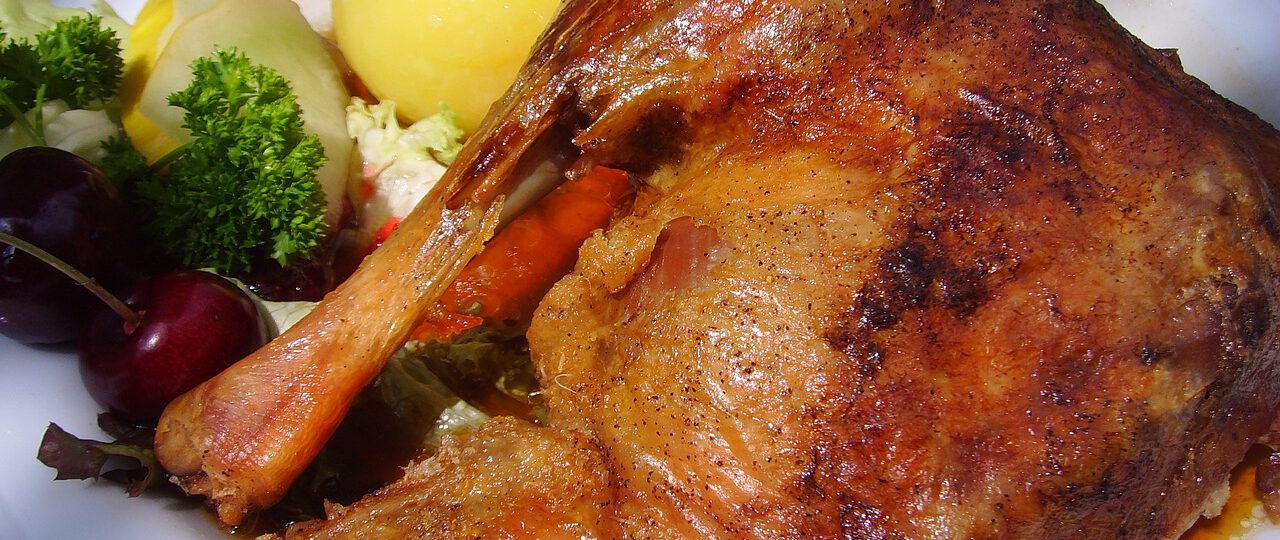 Gęś faszerowana jabłkami z dodatkiem przypraw korzennych