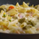 makaron zapiekany z warzywami i pesto, screen z YouTube