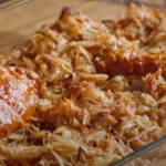 pieczony bigos z kawałkami kurczaka, screen z YouTube