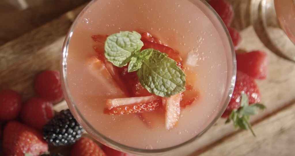 Napój z rabarbaru i mięty