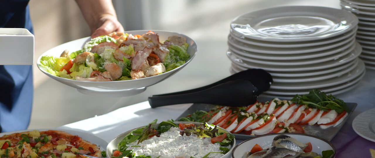 Sałatka z paluszkami krabowymi