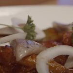 śledzie po kaszubsku w misce, screen z YouTube