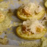 ziemniaki zapiekane z kiełbasą i serem, screen z YouTube