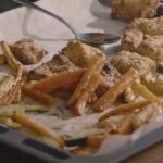 Dorsz w panierce z frytkami z warzyw, screen z Youtube