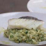 Dorsz w sosie groszkowym na talerzu, screen z YouTube