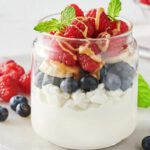 pożywne śniadanie, serek z owocami, screen z YouTube