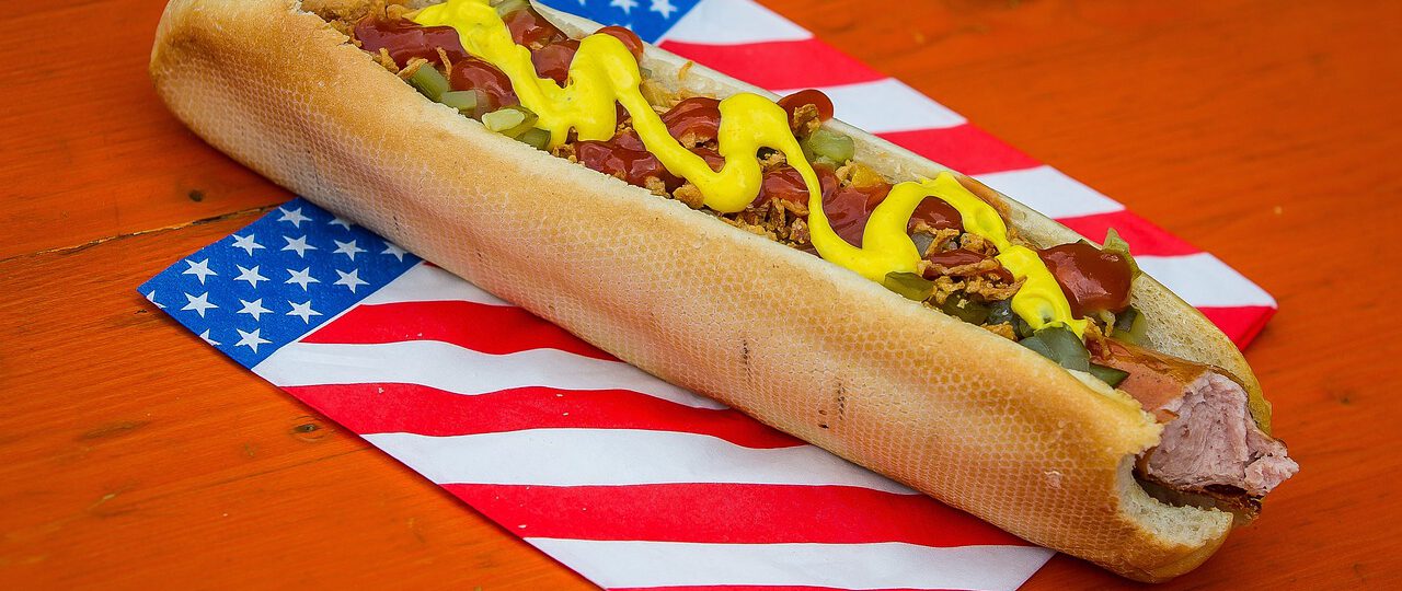 Hot dogi z duszoną cebulką