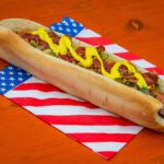 Hot dog leżący na amerykańskiej fladze