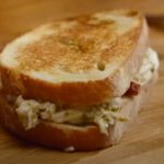 Podsmażona kanapka z kurczakiem, screen z YouTube