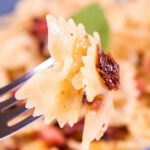 Sałatka z makaronem z suszonymi pomidorami, screen z YouTube