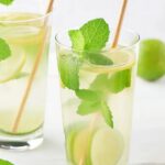 Napój izotoniczny w otoczeniu owoców, screen z YouTube