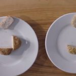 kotlety mielone na dwóch osobnych talerzach, screen z YouTube