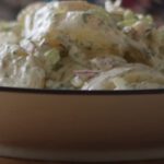 sałatka ziemniaczana w misce, screen z YouTube