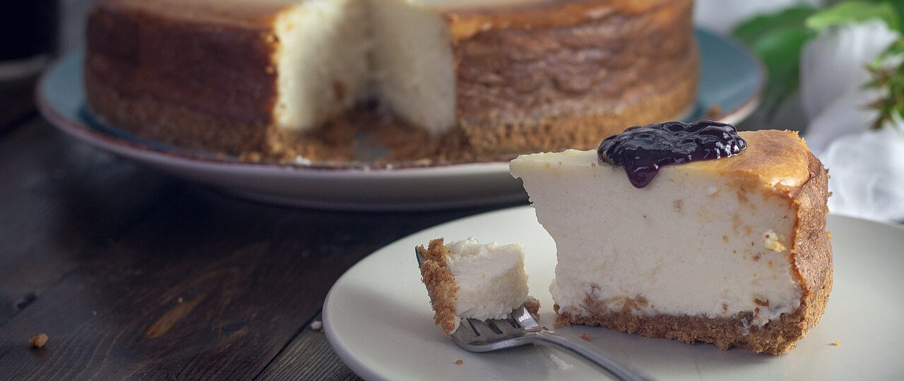 Sernik z rodzynkami ze spodem z ciastek korzennych