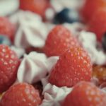 Tarta proteinowa z owocami, screen z YouTube