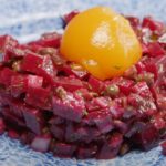 tatar z buraka z żółtkiem z mango, screen z YouTube