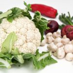 Kalafior z przygotowanymi pozostałymi składnikami na obiad