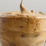 Pyszna kawa z czekoladą w szklance, screen z YouTube