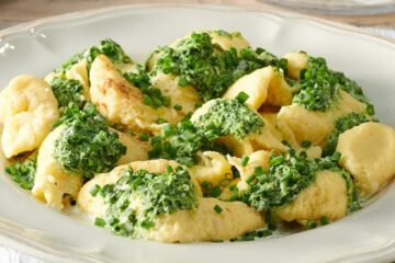 Kluski francuskie w sosie szpinakowym