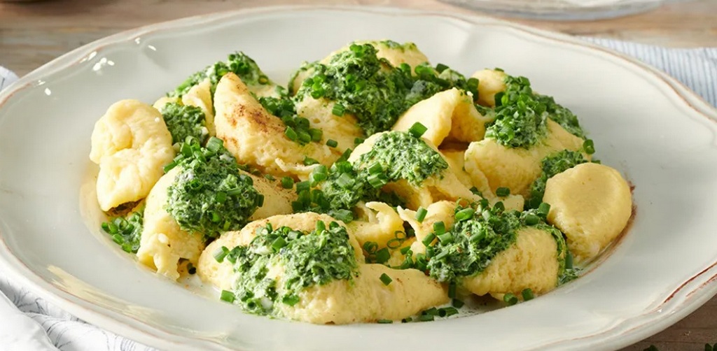 Kluski francuskie w sosie szpinakowym