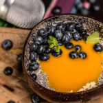 Pudding z mango obsypany borówkami, screen z YouTube