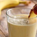 Tropikalne smoothie w wysokiej szklance, screen z YouTube