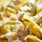 Tortellini posypane serem i wyłożone na talerz, screen z YouTube