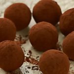 Czekoladowe trufle na talerzu, screen z YouTube