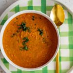 Czerwona zupa z soczewicy, screen z YouTube