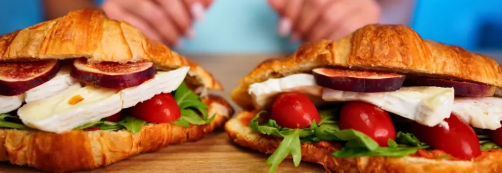 Croissant z czerwonym pesto i z serem