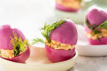 Różowe jajka z chrzanem – idealne na Wielkanoc