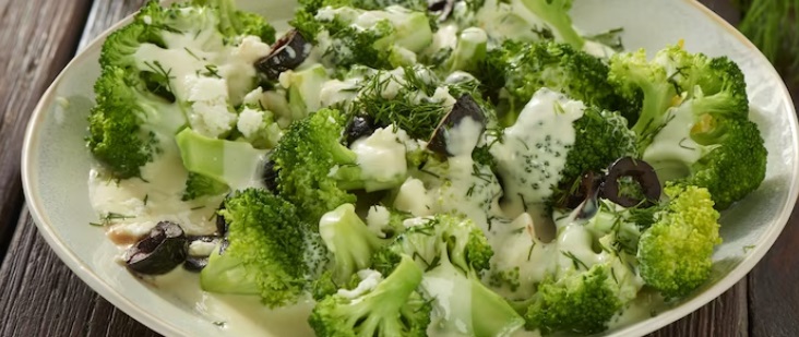 Brokuły z sosem serowym