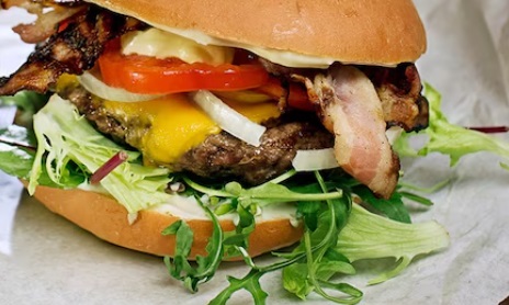 Cheesburger z dodatkiem bekonu