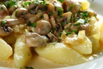 Tradycyjne kopytka w sosie pieczarkowym