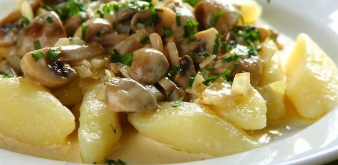 Tradycyjne kopytka w sosie pieczarkowym