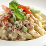 Makaron rurki z salami, screen z YouTube