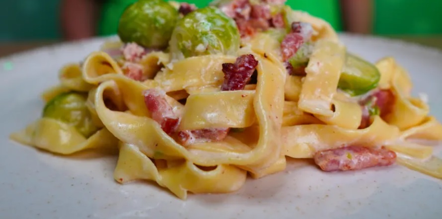 Makaron z brukselką i boczkiem