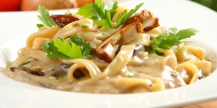 Makaron z sosem borowikowym