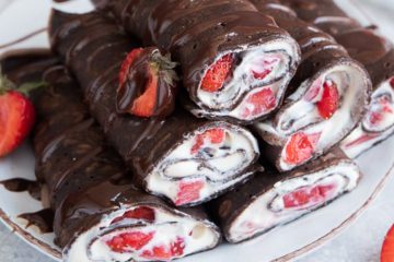 Czekoladowe naleśniki z truskawkami