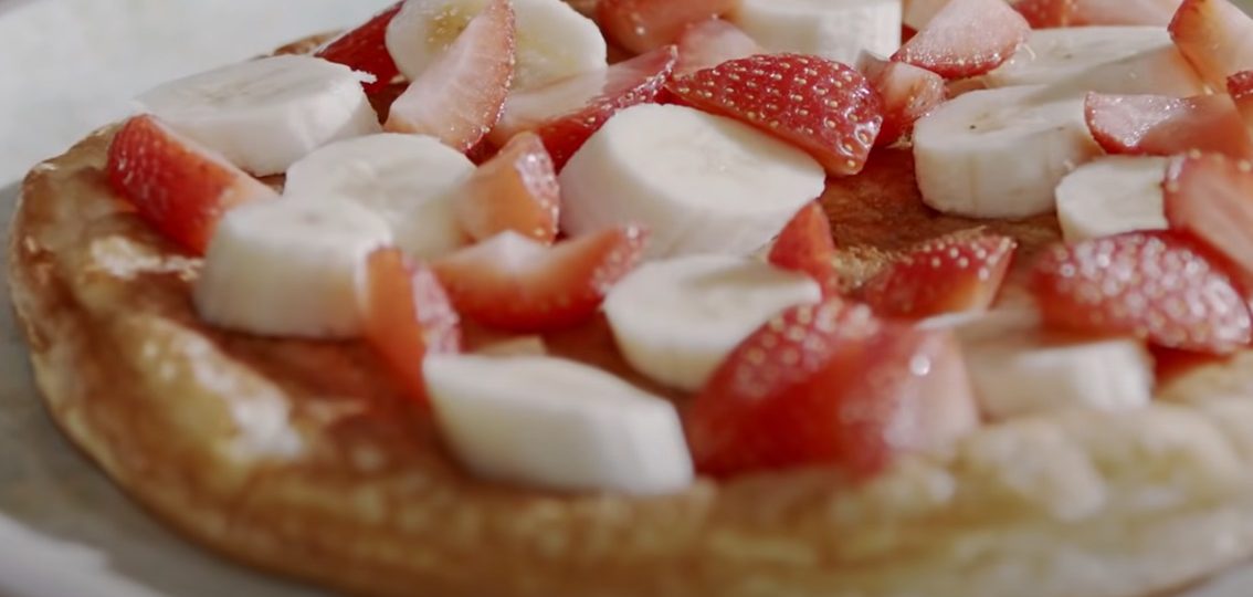 Omlet z bananami i truskawkami