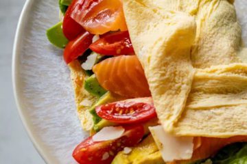 Omlet z łososiem i warzywami