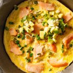 Omlet z łososiem, screen z YouTube